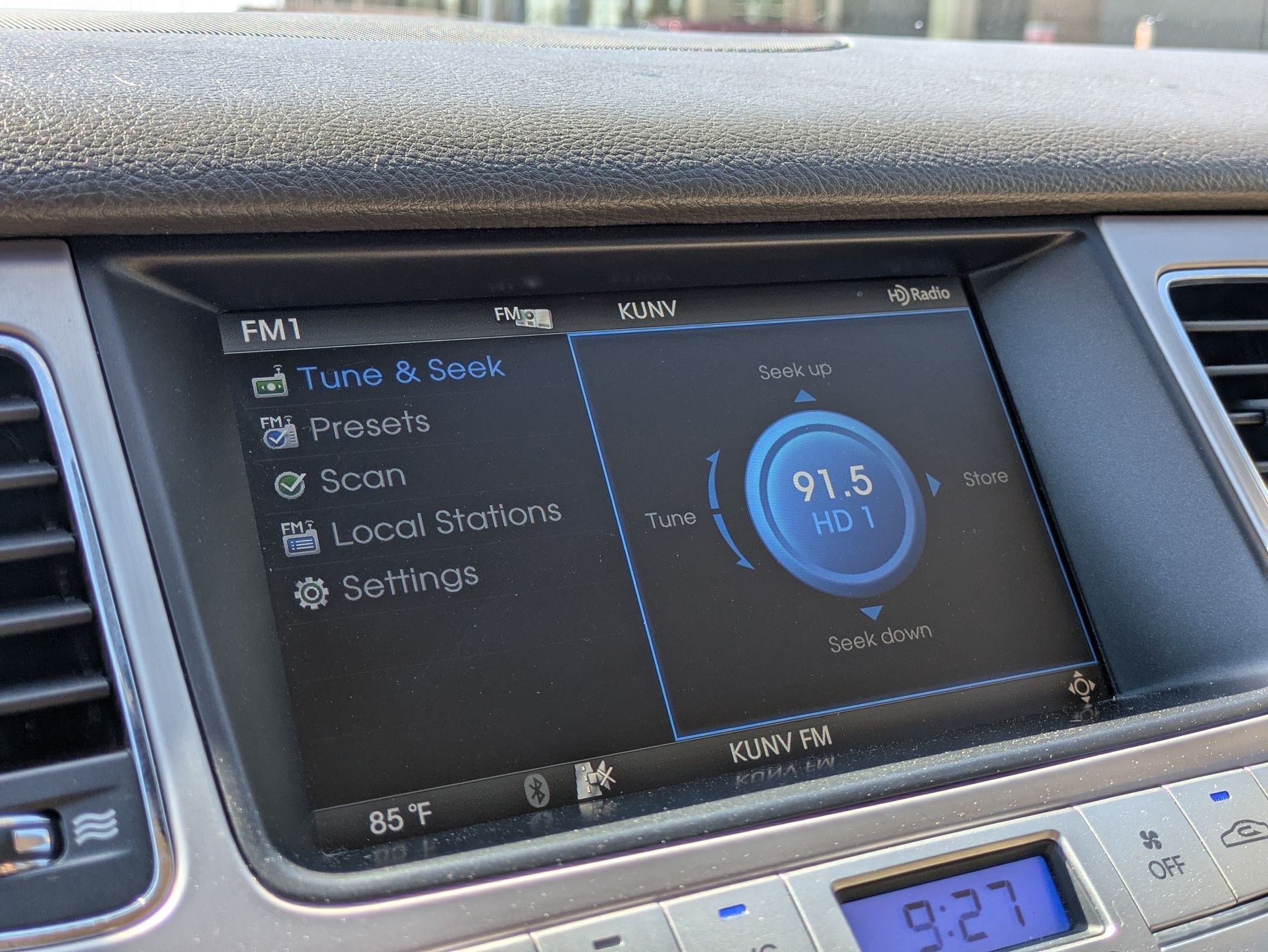 Used 2011 Black Noir Pearl Hyundai 4.6 image 19