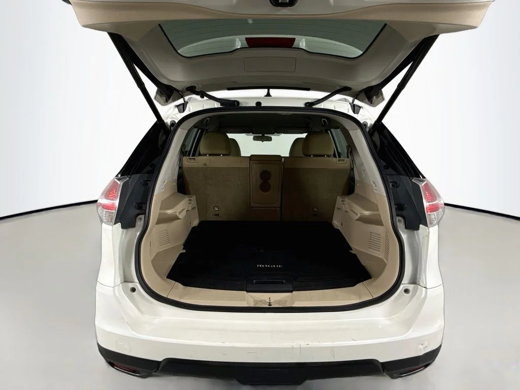 Used 2016 White Nissan SV image 27
