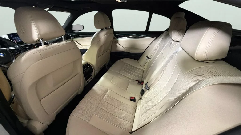 Used 2021 White BMW 530i image 24