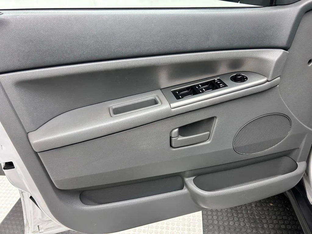 Used 2007 Silver Jeep Laredo image 10