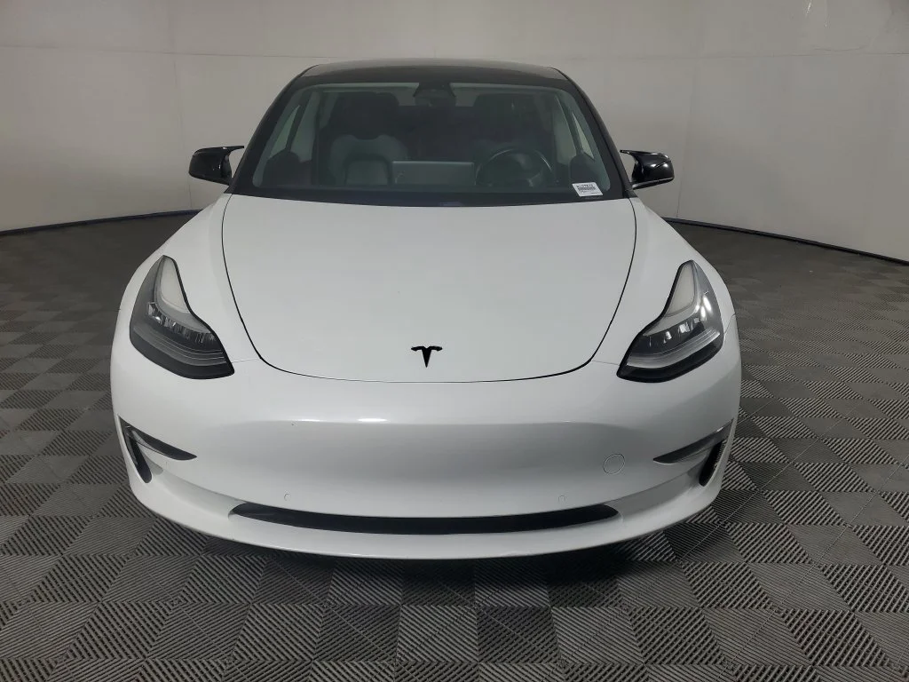 Used 2019  Tesla Standard Range Plus image 9