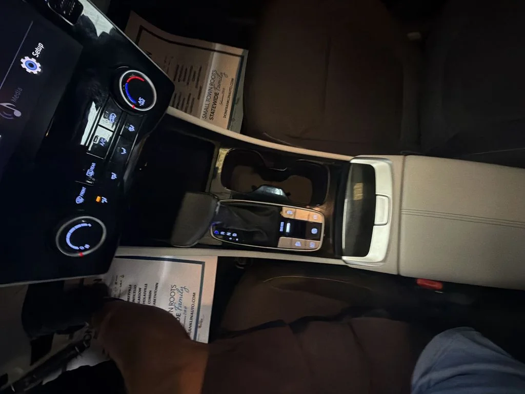 Used 2022 Red Hyundai SE image 19