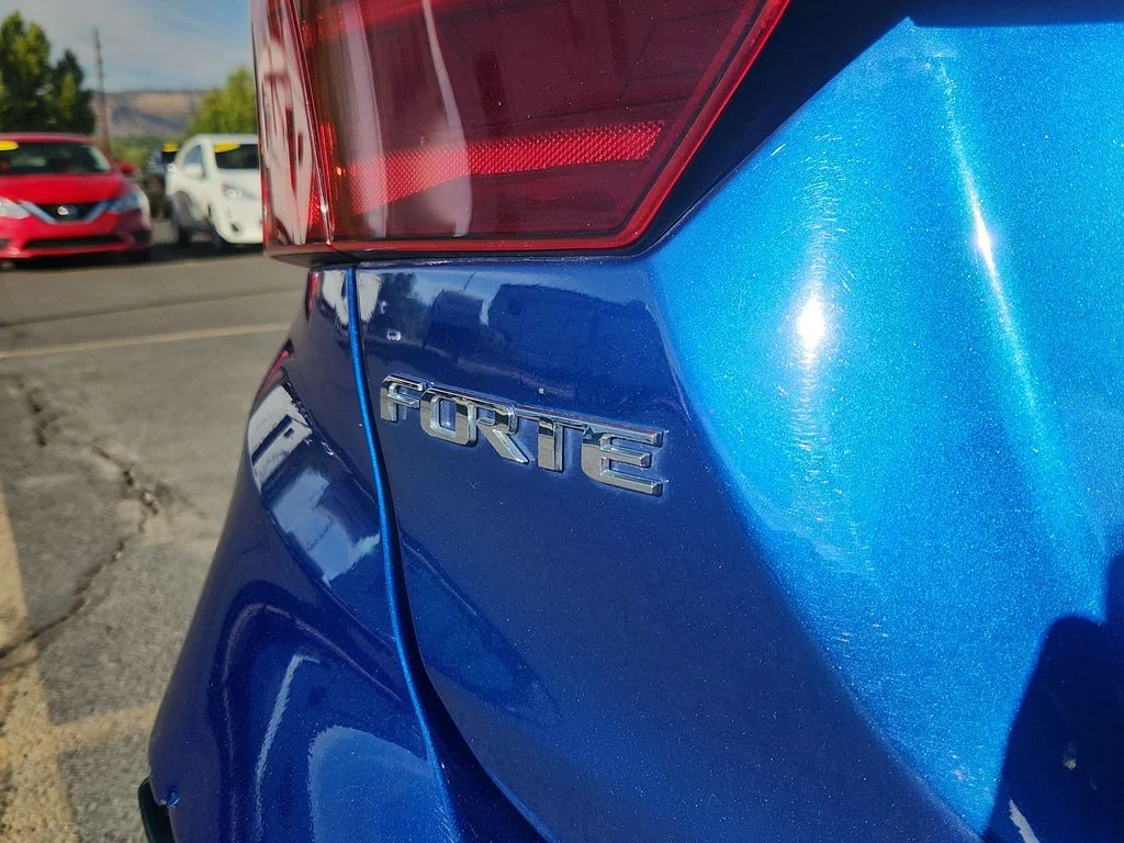 Used 2020 Blue Kia LXS image 11