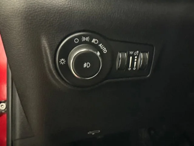 Used 2024  Jeep Limited image 16
