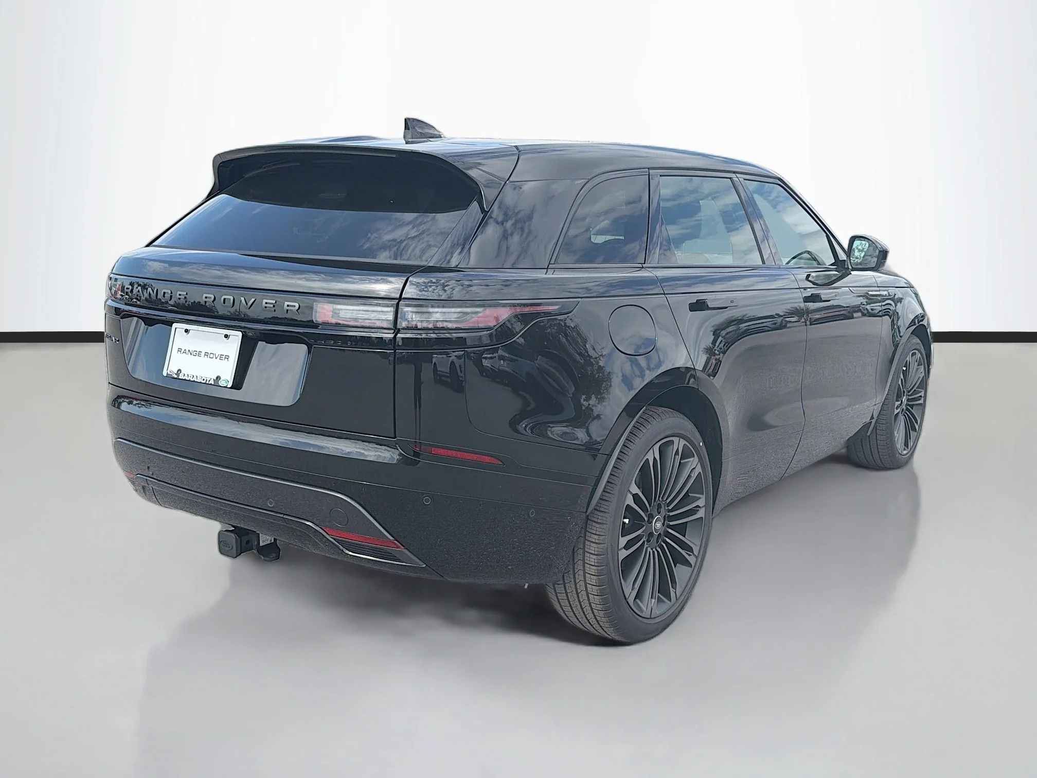 New 2026 Santorini Black Land Rover Dynamic SE image 5