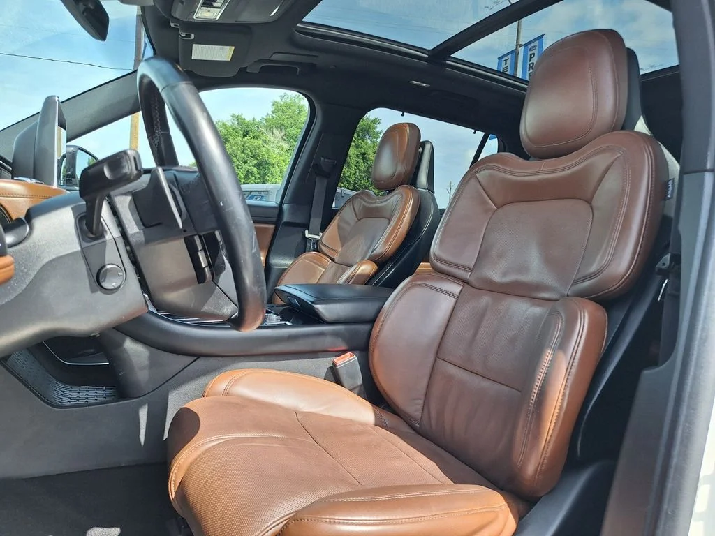 Used 2020 White Metallic Lincoln Reserve image 26