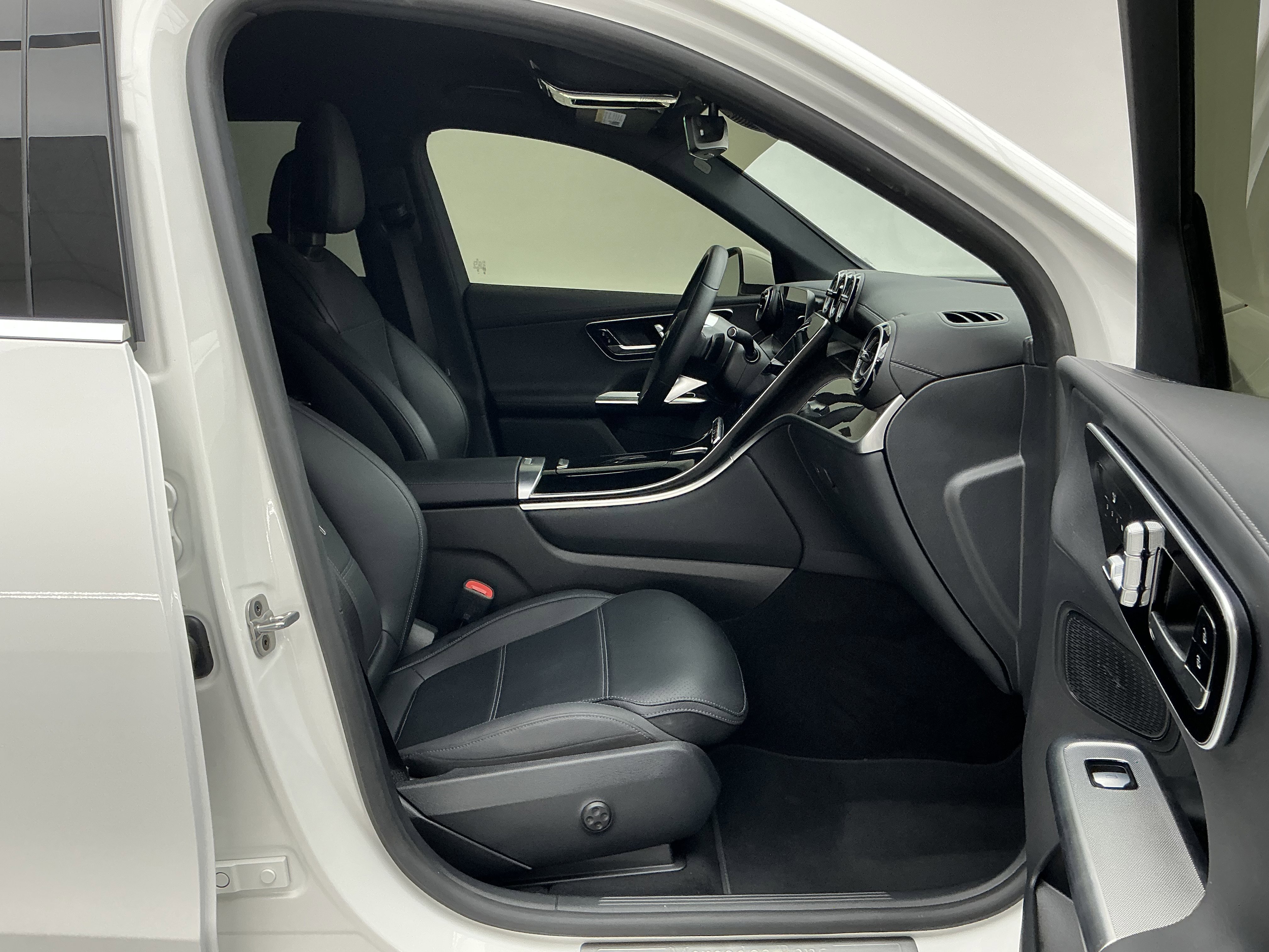 Used 2024 White Mercedes-Benz GLC 300 image 24