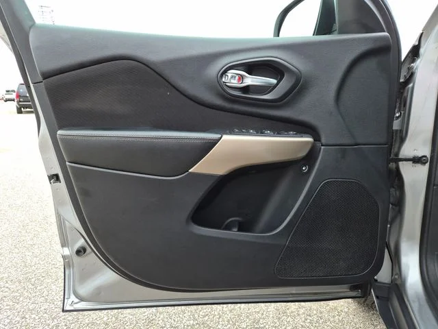 Used 2017 Silver Jeep Latitude image 13