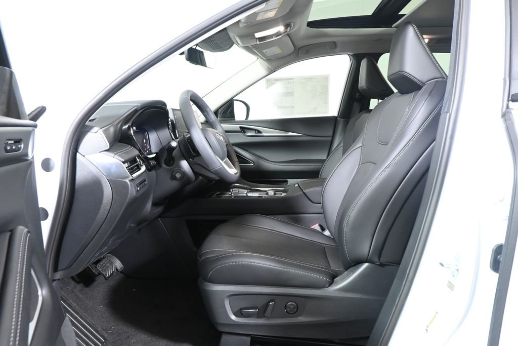 New 2027 RADIANT WHITE INFINITI Luxe AWD image 3