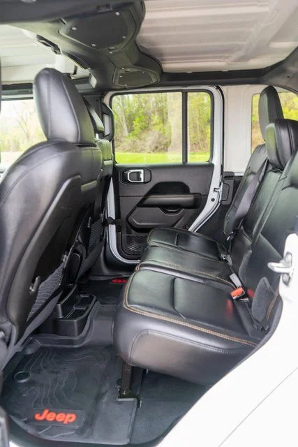 Used 2025 White/off-white Jeep Sahara image 10