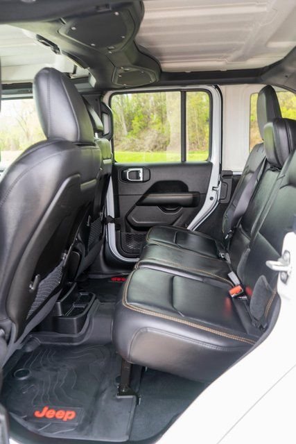 Used 2025  Jeep Sahara image 10