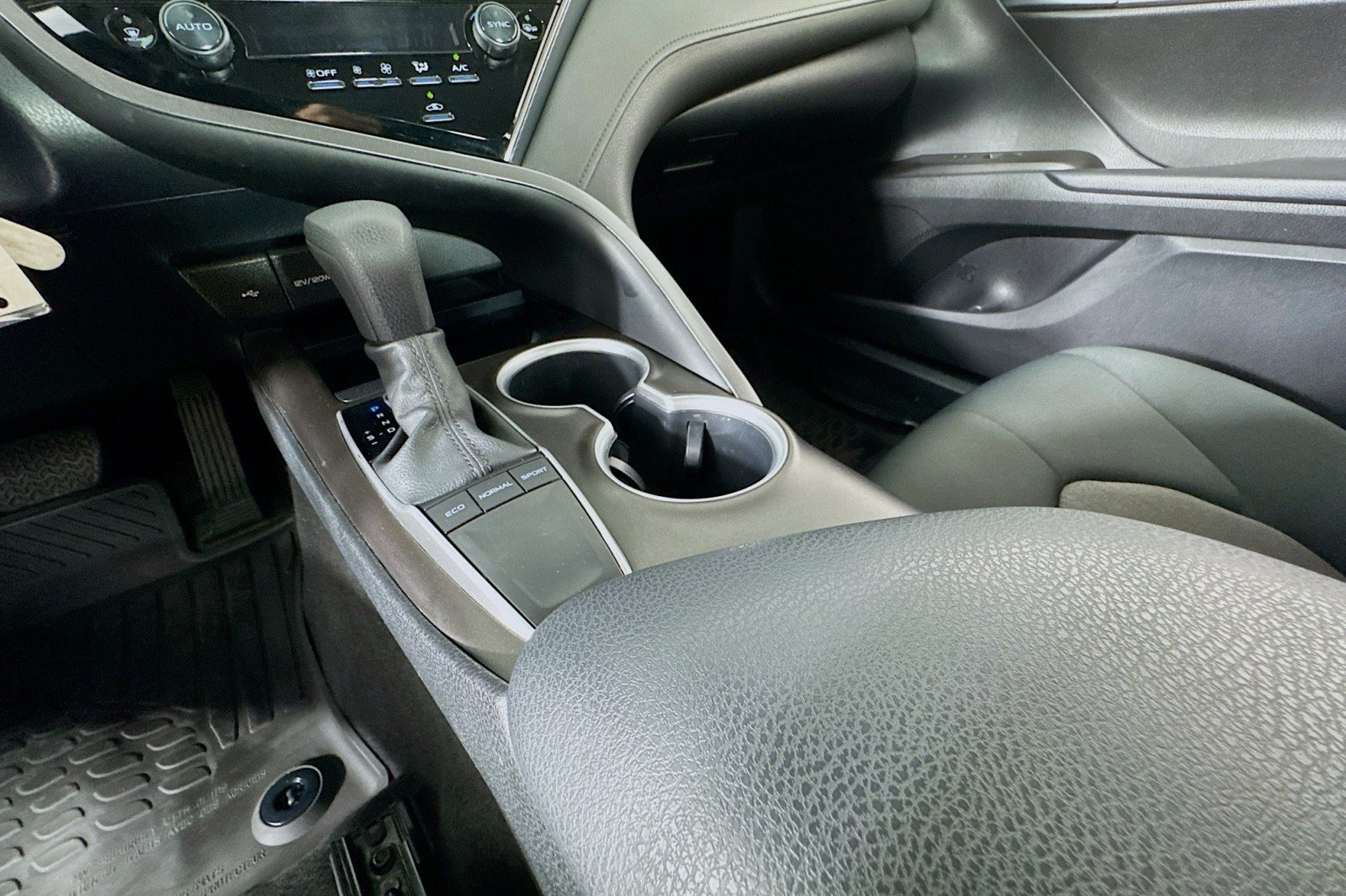 Used 2023 Ice Cap Toyota LE image 5