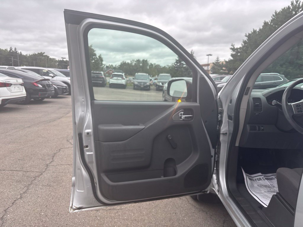 Used 2018 Silver Nissan S image 16