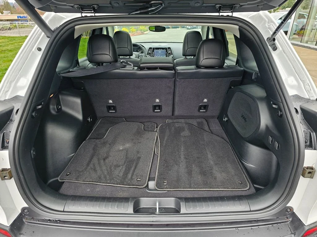 Used 2022  Jeep Limited image 13