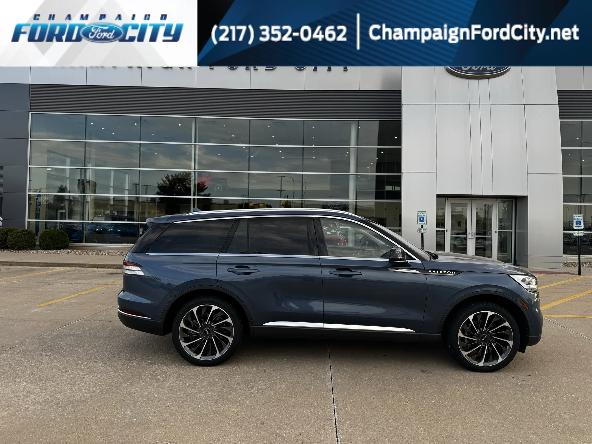 Used 2020 Blue Diamond Metallic Lincoln Reserve image 1
