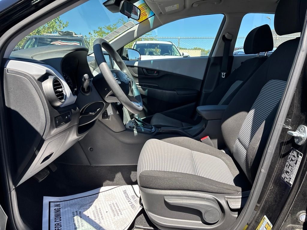 Used 2020 Black Hyundai SE image 14