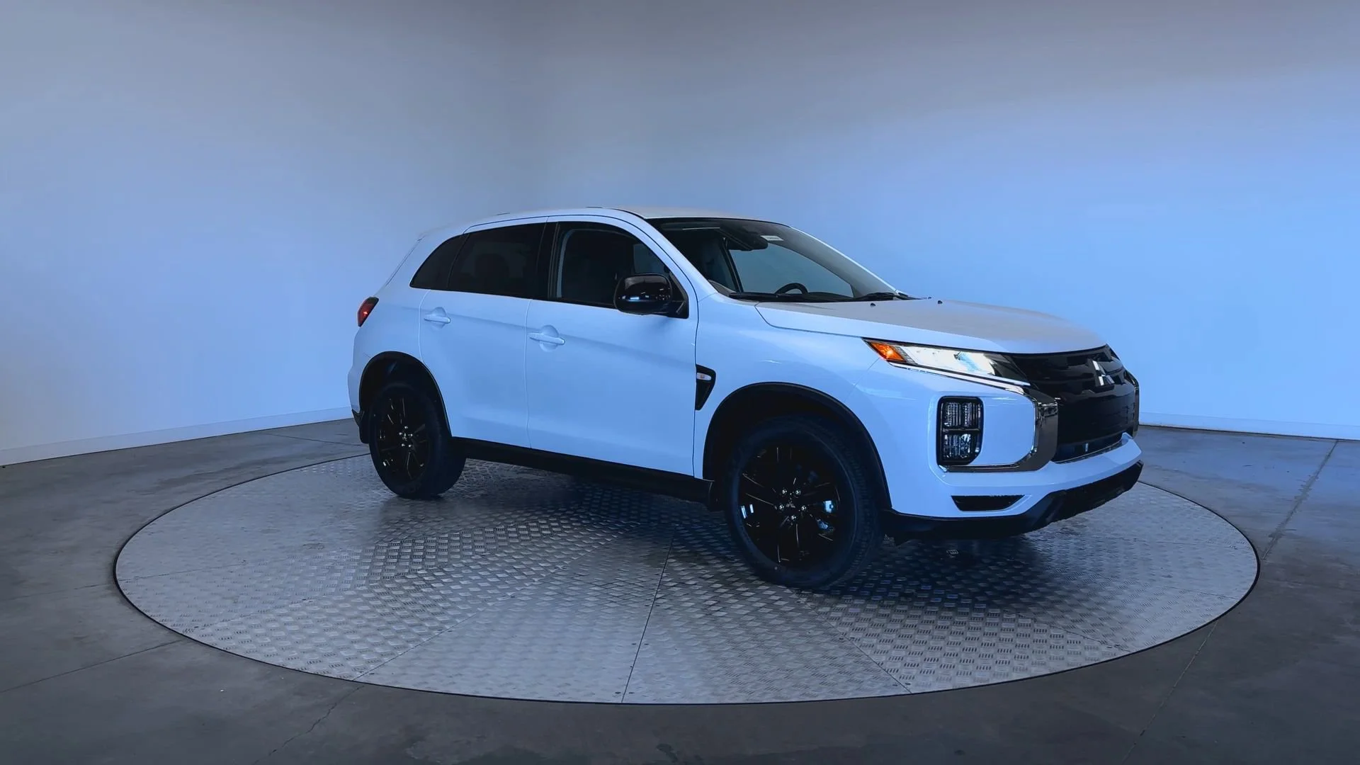 New 2026 White Diamond Mitsubishi LE image 2