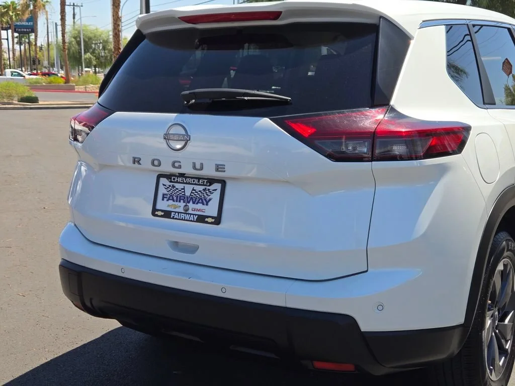 Used 2025 Everest White Pea Nissan SV image 5