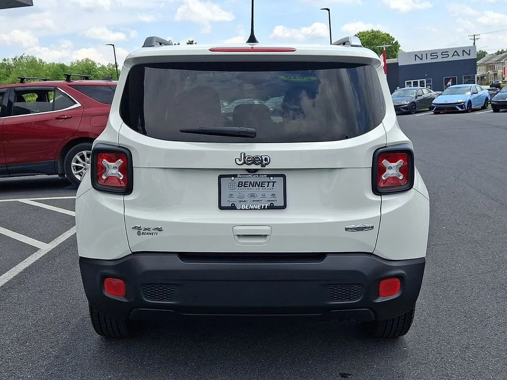 Used 2018 White Jeep Latitude image 5