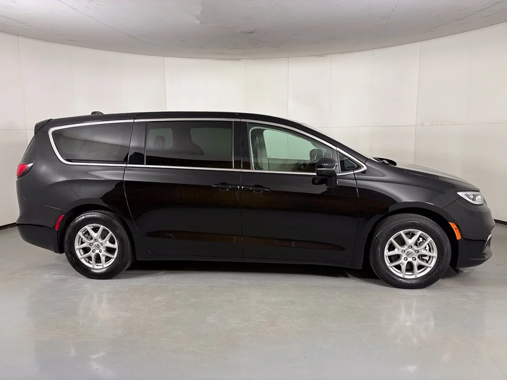 Used 2024 Black Chrysler Touring L image 9