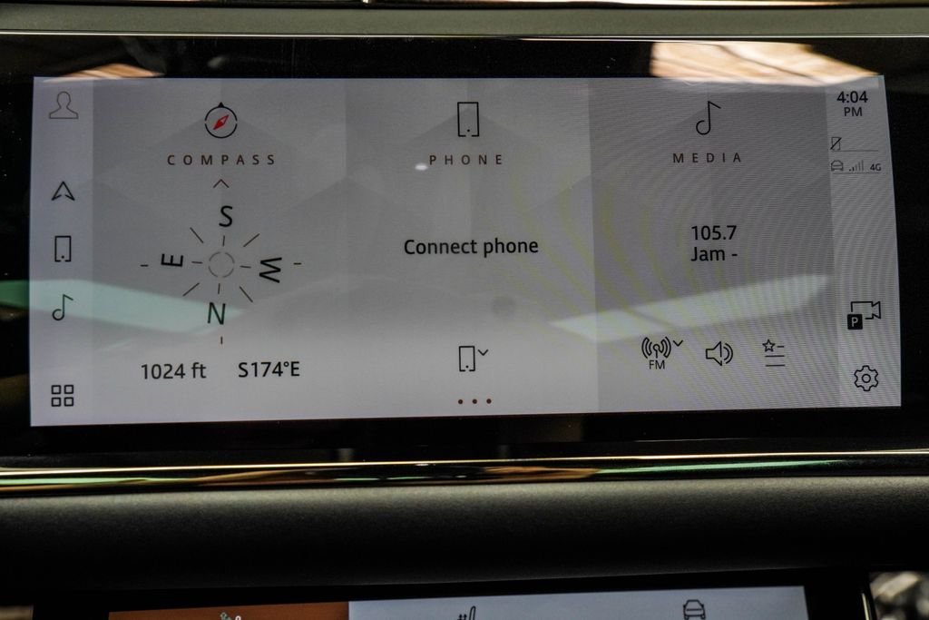 Used 2023 Black Land Rover R-Dynamic SE image 30