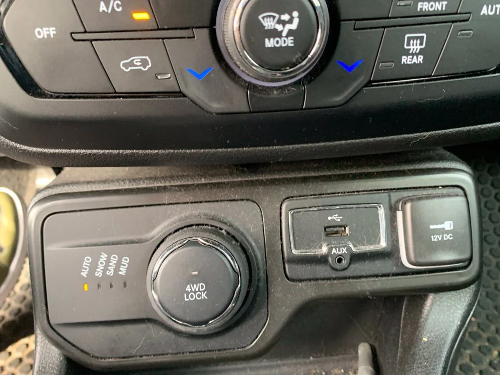 Used 2022 Bikini Metallic Clearcoat Jeep Latitude image 21