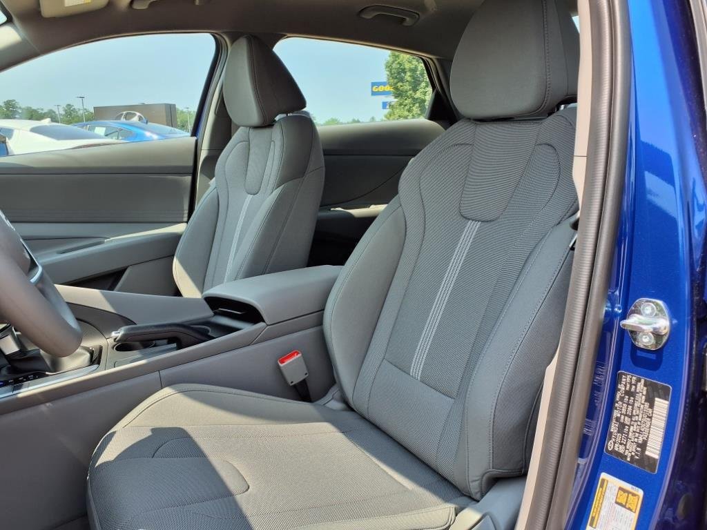 2025 Hyundai Elantra SE - Photo 8