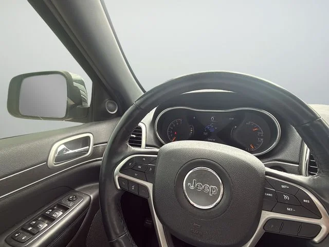 Used 2018 Silver Jeep Limited image 11
