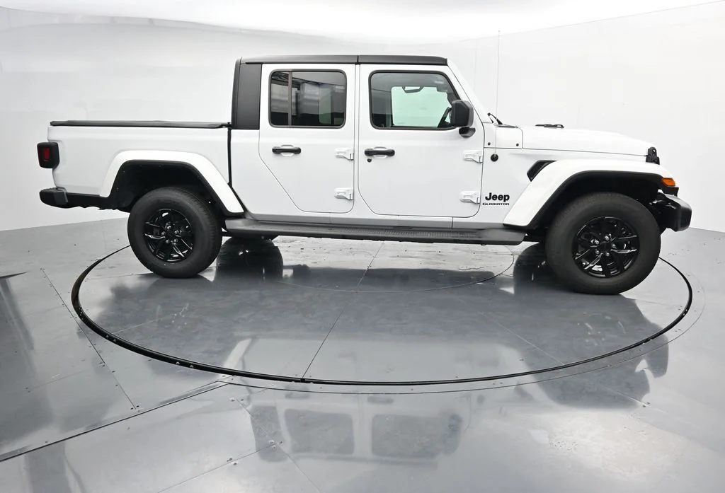 Used 2022 White Jeep Sport image 8