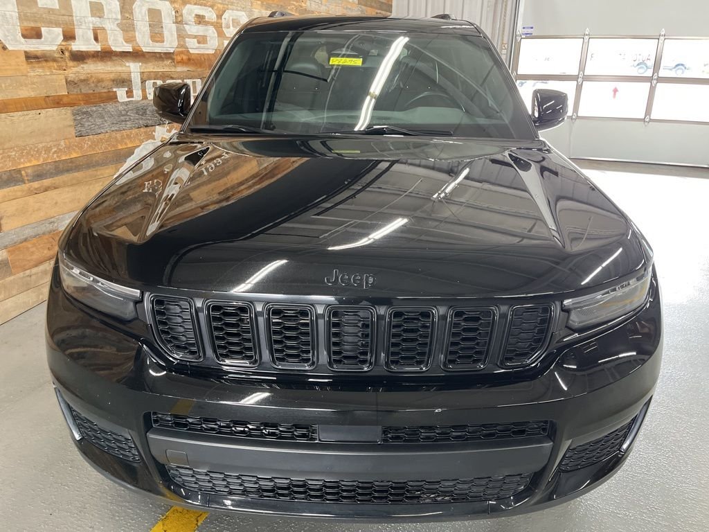 Used 2022 Diamond Black Jeep Altitude image 7