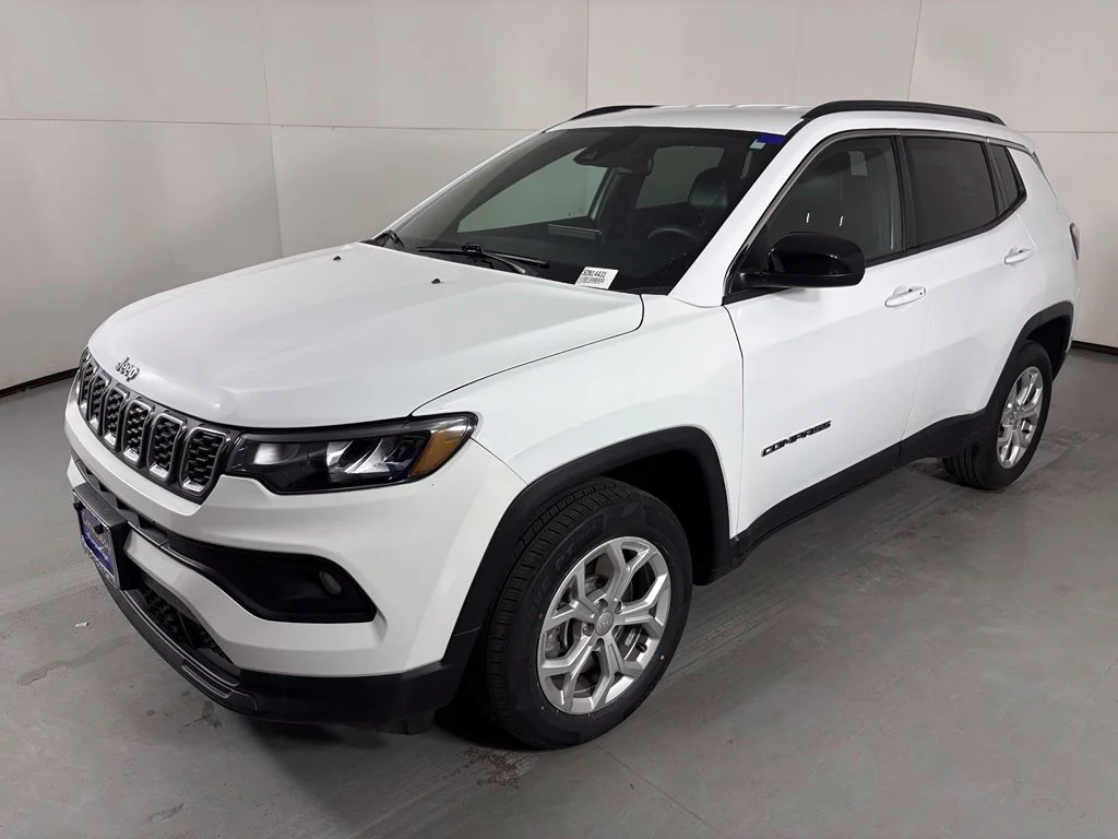 Used 2024 White Jeep Latitude image 4