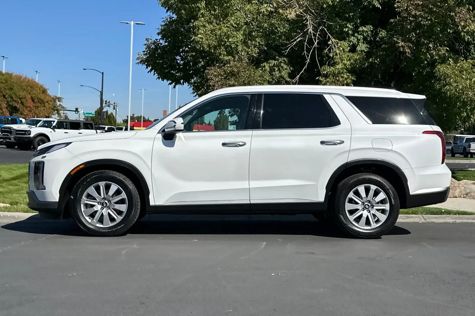Certified Used 2025 Hyper White Hyundai SEL image 5