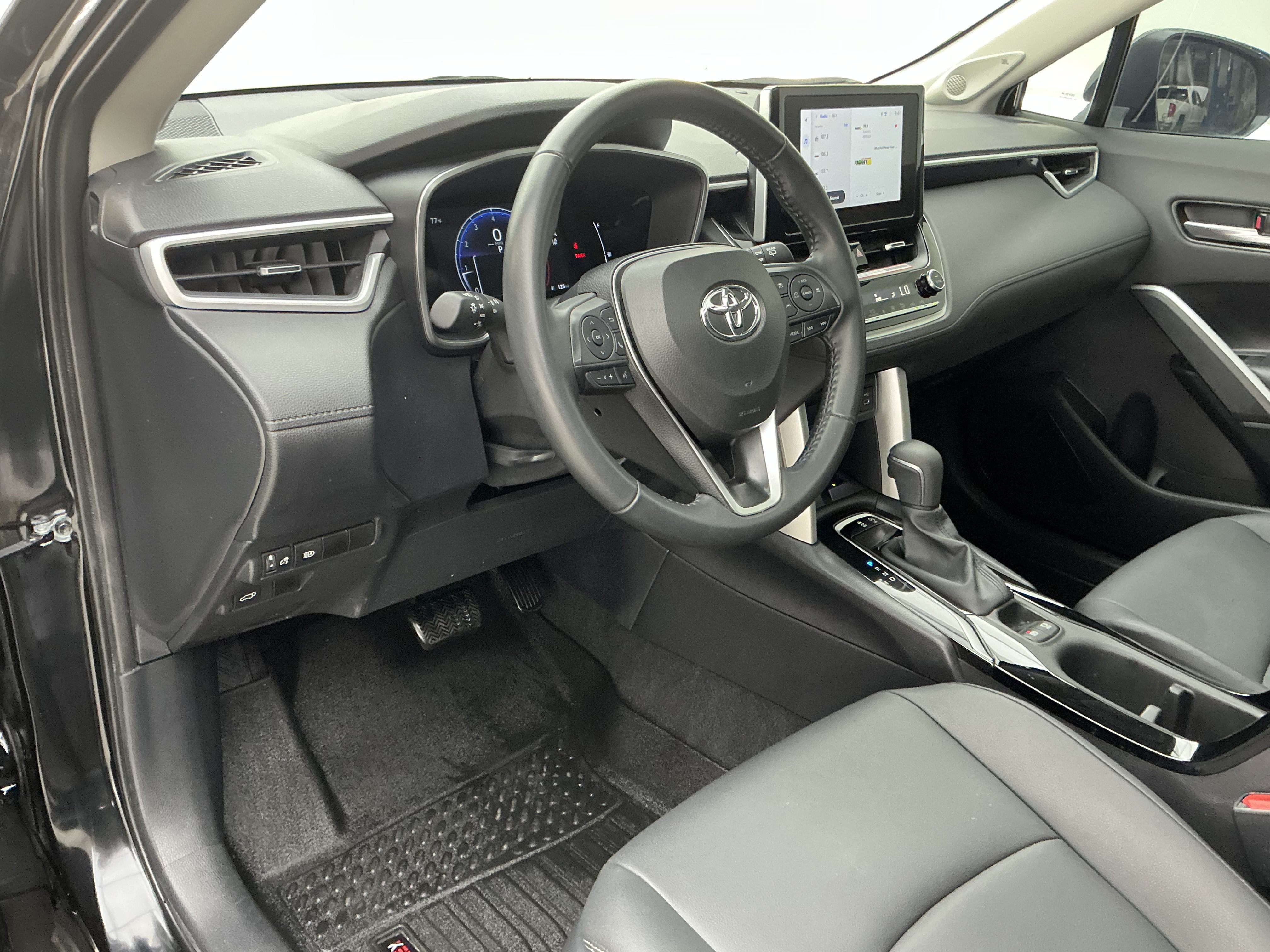 2025 Toyota Corolla Cross XLE - Photo 16