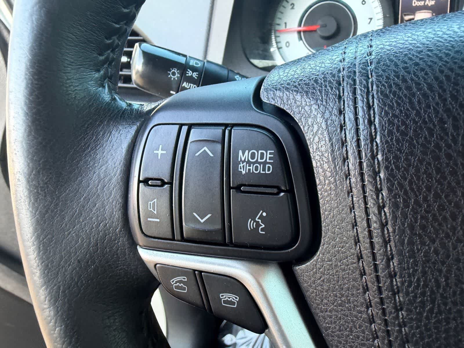Used 2015 Super White Toyota SE Premium image 19