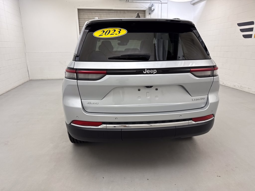Used 2023 Silver Jeep Laredo image 4