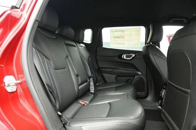 New 2026 Red Hot Pearl-Coat Exterior Paint Jeep Latitude image 27