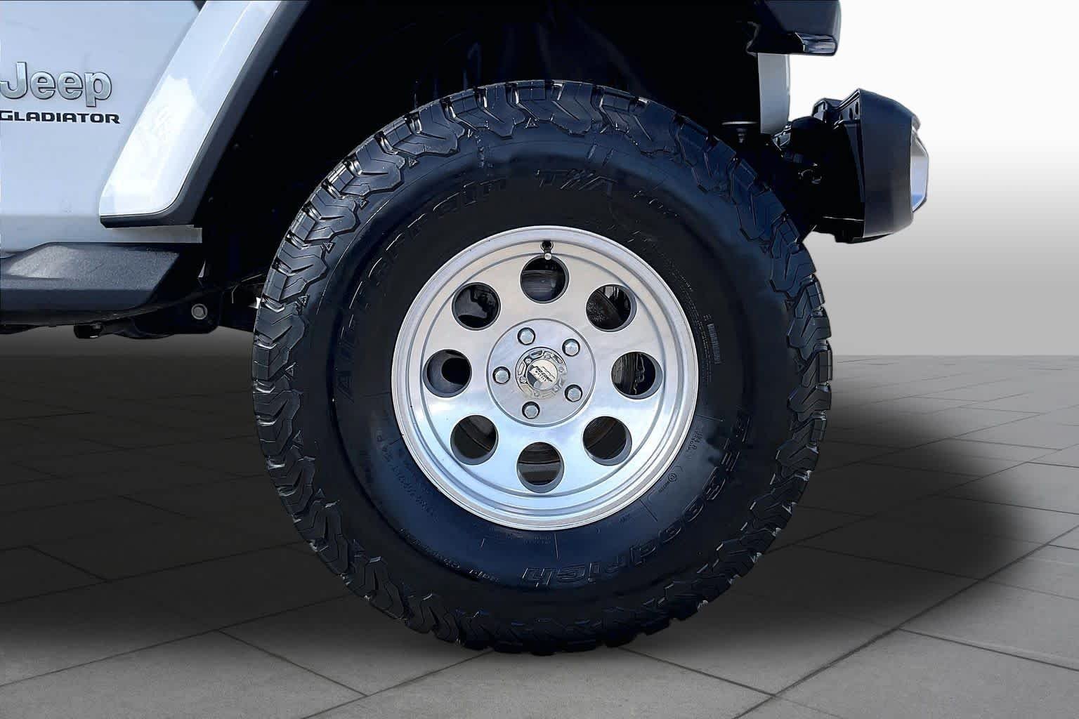 Used 2020 Bright White Clear Coat Jeep Overland image 11