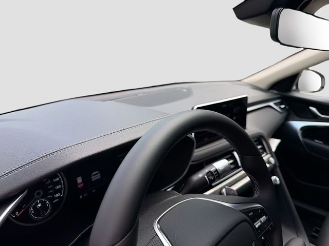 New 2026 White Genesis 2.5T image 9