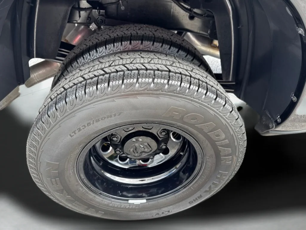New 2026 Diamond Black Crystal Pearl-Coat Exterior Paint RAM Laramie image 41