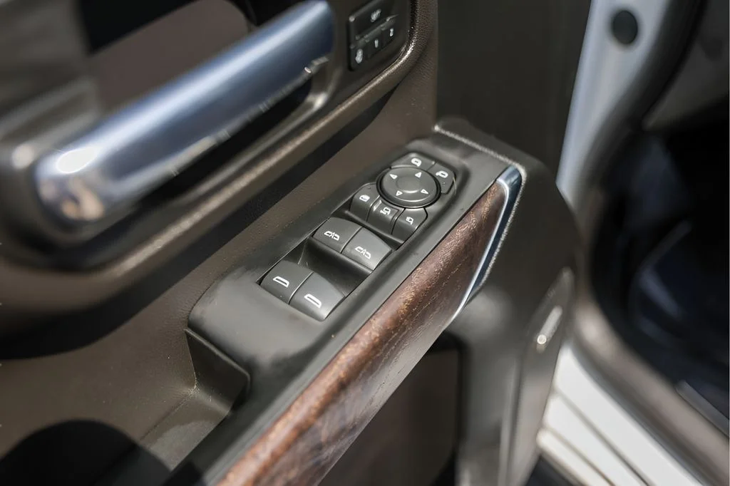 Used 2022 White GMC Denali image 27