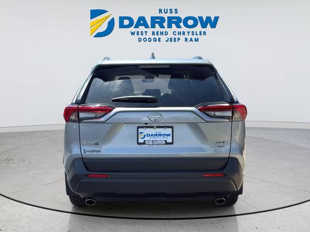 Used 2025 Silver Toyota XLE Premium image 4