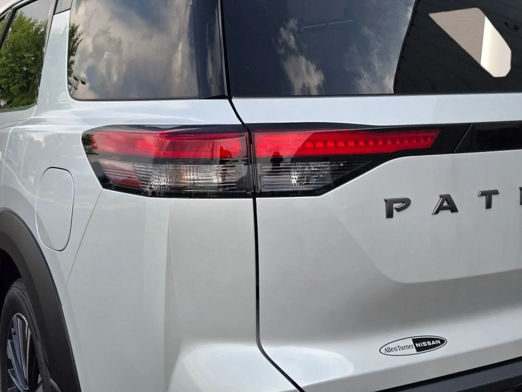 New 2026 Everest White Pearl TriCoat / Super Black Two-tone Nissan Platinum image 10