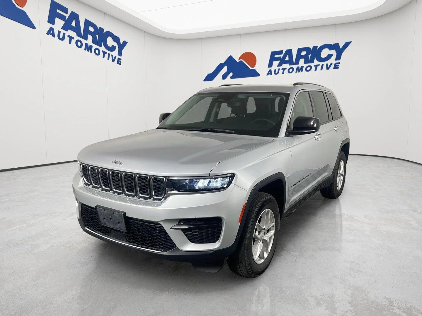 Used 2023 Silver Zynith Jeep Laredo image 2