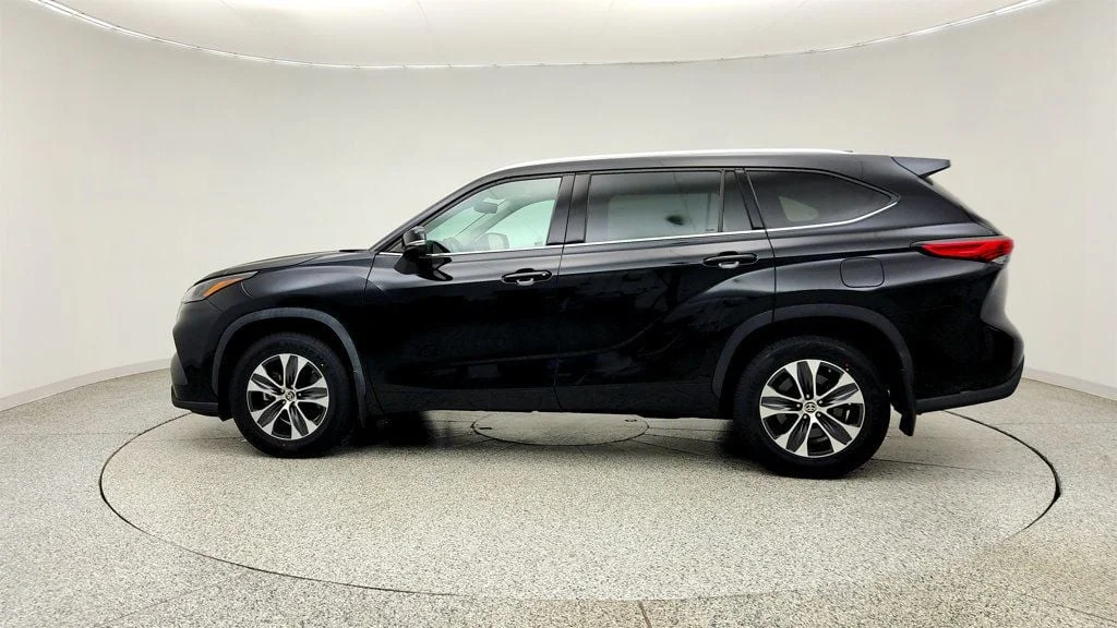 Used 2022 Midnight Black Metallic Toyota XLE AWD image 8