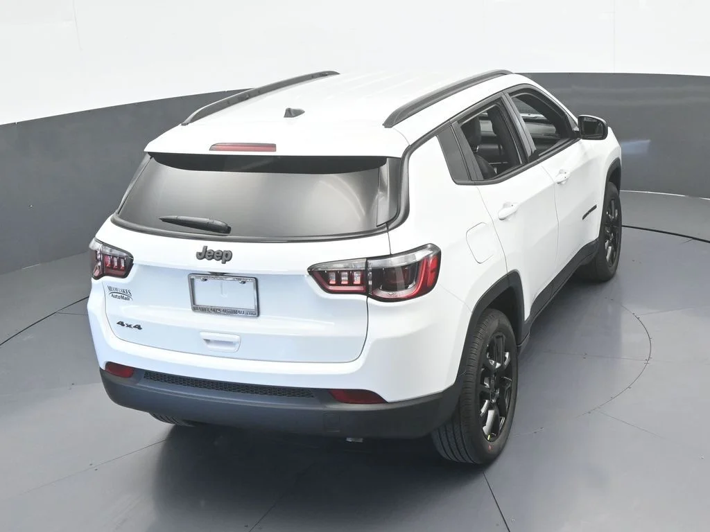 New 2026 Bright White Clear-Coat Exterior Paint Jeep Latitude image 43