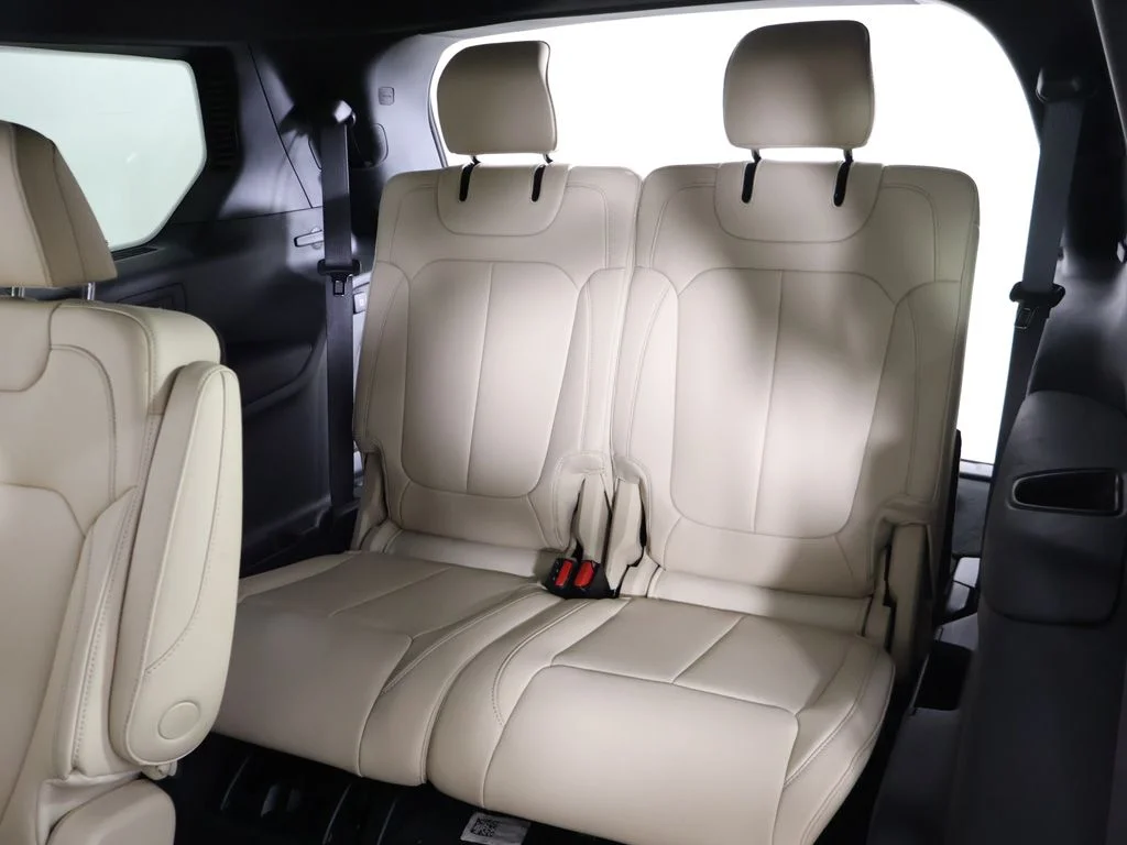 Used 2023 Silver Jeep Limited image 40