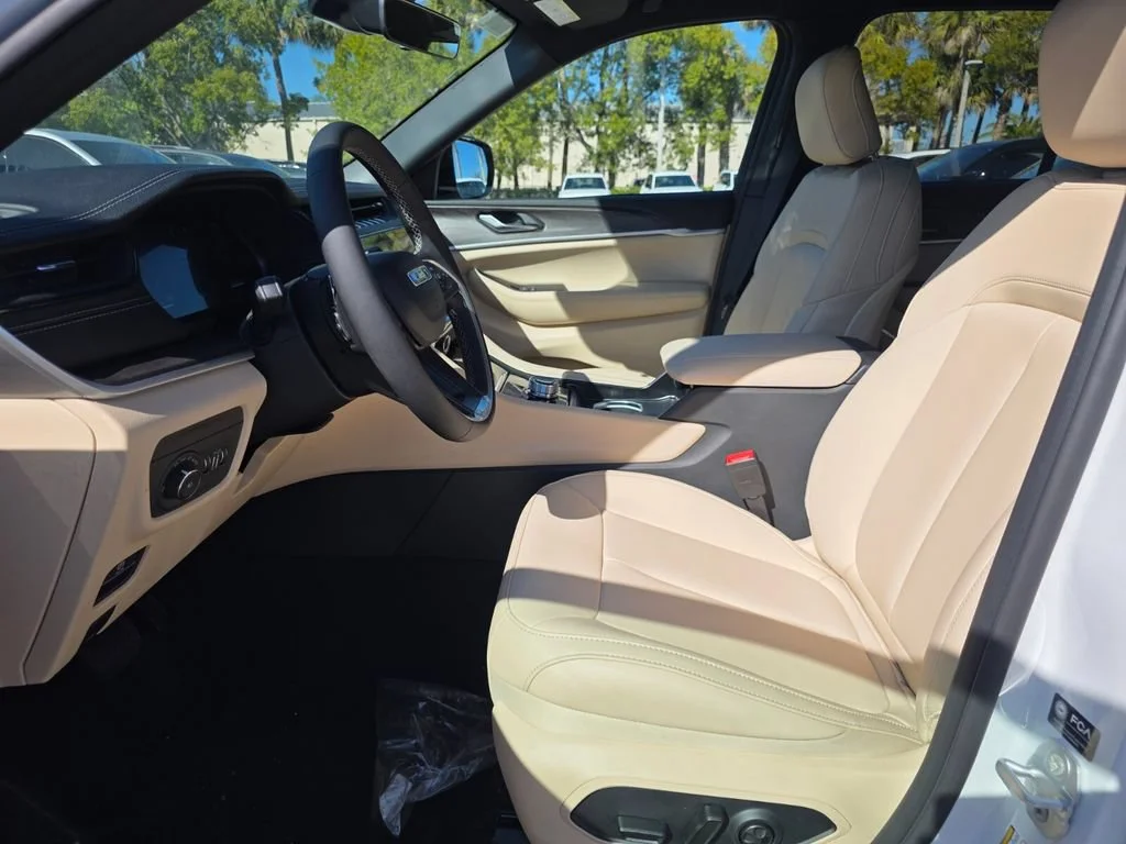 New 2026 Bright White Clear-Coat Exterior Paint Jeep Limited image 13
