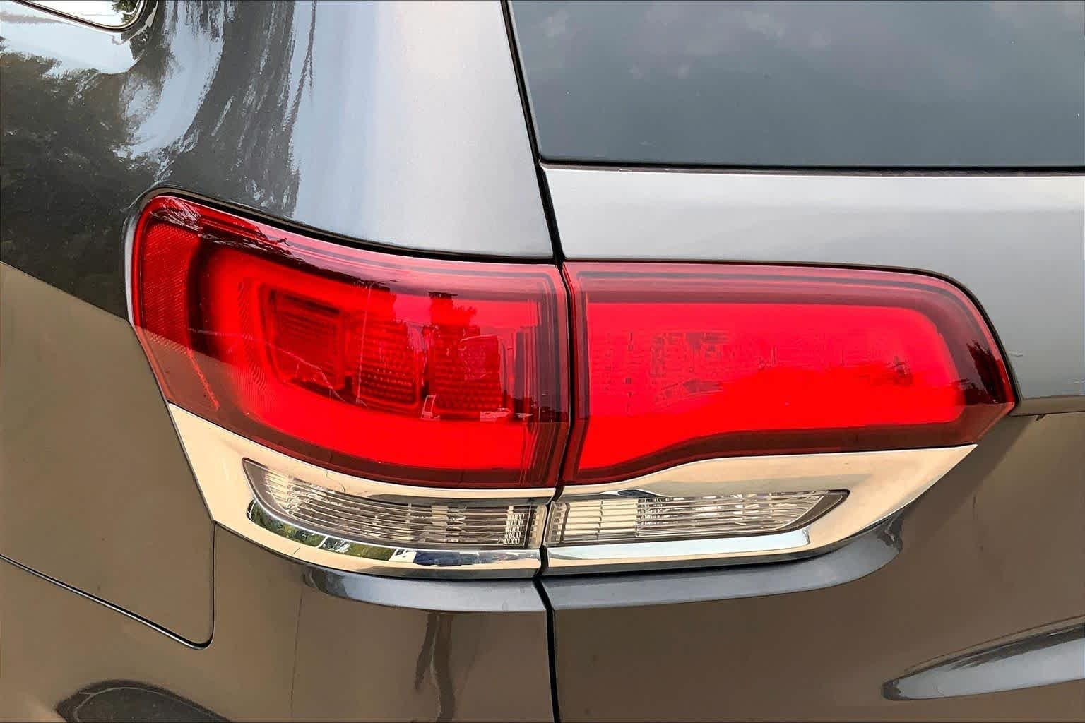 Used 2020 Granite Crystal Metallic Clearcoat Jeep Limited image 28