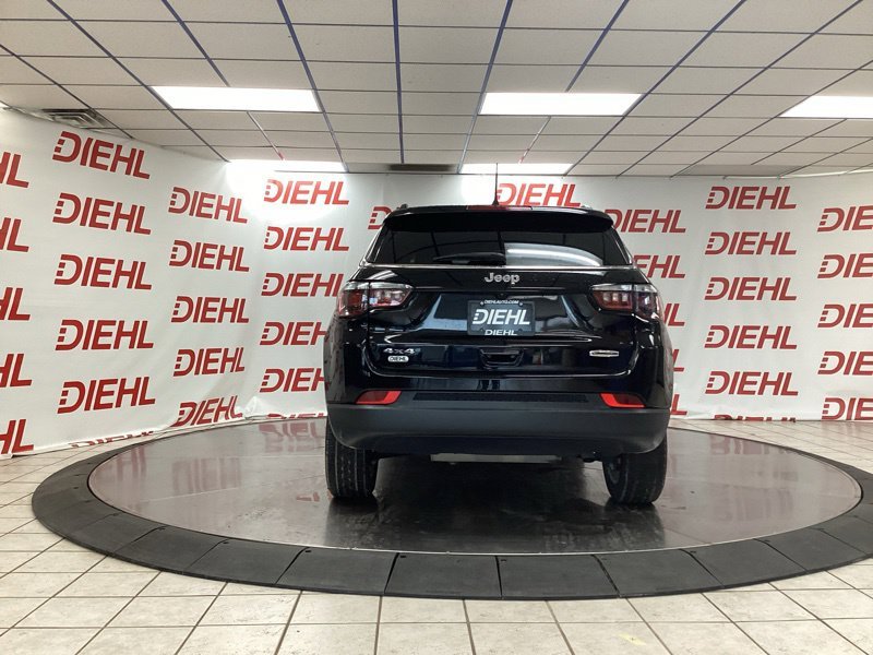Used 2022 Black Jeep Latitude Lux image 6
