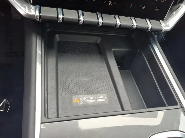 Used 2025 Summit White GMC Elevation image 20
